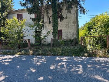 Casa colonica singola con terreno