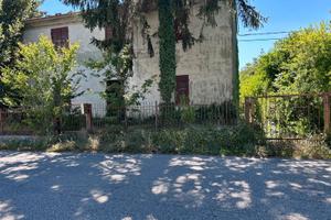 Casa colonica singola con terreno