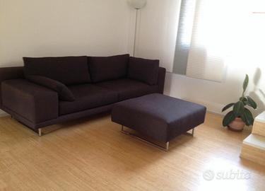 Divano con pouf abbinato