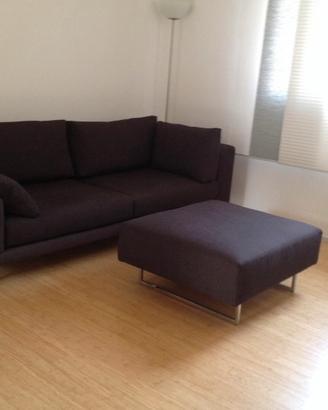Divano con pouf abbinato