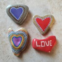 Sassi dipinti a mano decorazione casa