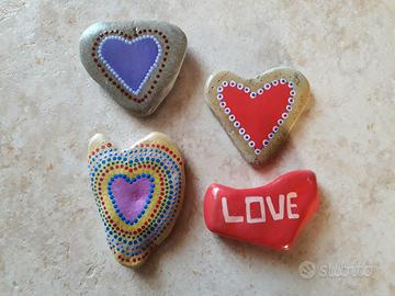 Sassi dipinti a mano decorazione casa