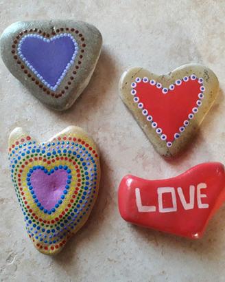 Sassi dipinti a mano decorazione casa