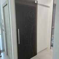 Porta in vetro con binario minimal