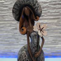 Scultura in resina donna con fiore 