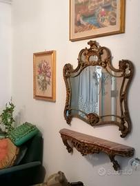 ingresso con specchio legno e marmo. rosso