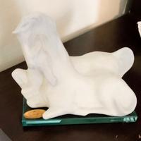 Statuetta cavalli in gesso e base in vetro cm 15