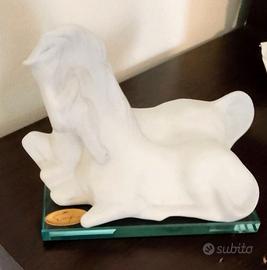 Statuetta cavalli in gesso e base in vetro cm 15