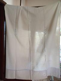 Tenda in lino ricamato senza fettuccia