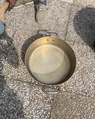 pentola in alluminio e pentolone in rame