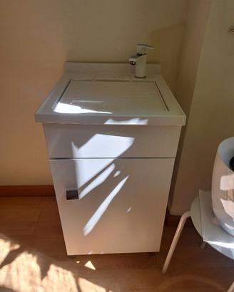 Lavatoio con mobile, rubinetto e asse lavapanni