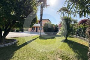 Bifamiliare con ampio giardino e casale rustico ad