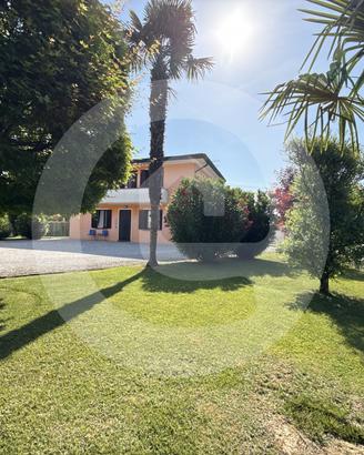 Bifamiliare con ampio giardino e casale rustico ad