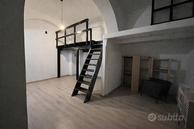 Spazio commerciale con ampio soppalco