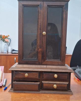 vetrina portaoggetti con cassetti