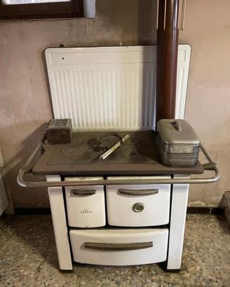 Stufa a legna in ghisa usata