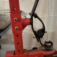 Attrezzo per ammortizzatori