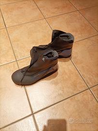 Sci da fondo e scarponcini con attacchi/racchette 