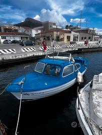Barca guzzo da pesca mezzo cabinato