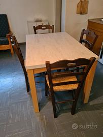 TAVOLO in legno con 4 sedie a seduta impagliata