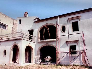 Casale da ristrutturare con terreno annesso