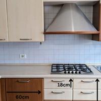 Cucina ad angolo più ulterore parete a dispensa