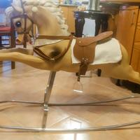 cavallo a dondolo di grandi dimensioni 