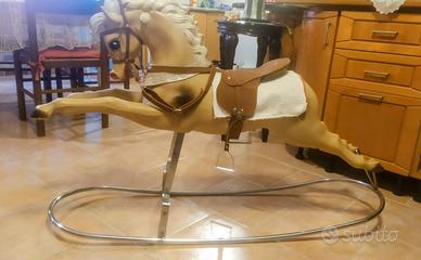 cavallo a dondolo di grandi dimensioni 