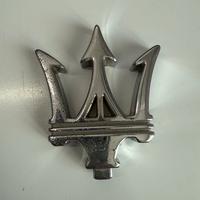Fregio Maserati 3200 GT anteriore