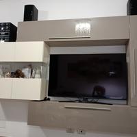 parete da soggiorno di design sospeso  