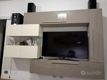 parete da soggiorno di design sospeso  