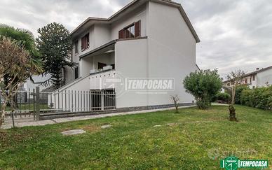 VILLA A SCHIERA DI TESTA CON GIARDINO E BOX