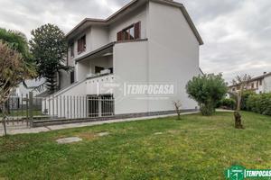VILLA A SCHIERA DI TESTA CON GIARDINO E BOX