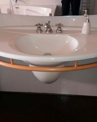 lavandino e mobile bagno 