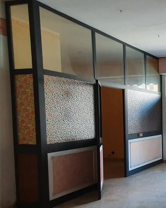 Vetrata con porta in alluminio e vetro