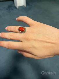 Anello vintage con pietra rossa – stile etnico