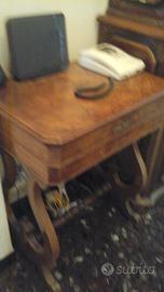 Piccolo scrittoio con ribalta