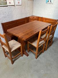 Cassapanca e vetrina 