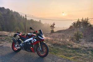 Aprilia Tuono V4 Factory Akrapovic accessoriata