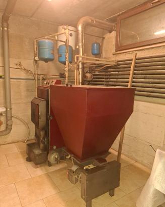 Caldaia riscaldamento a biomassa funzionante
