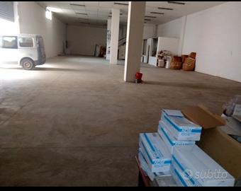 Ampio capannone commerciale predda niedda