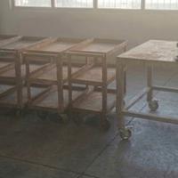 Carrelli ( uno con morsa ) e banchi da lavoro 