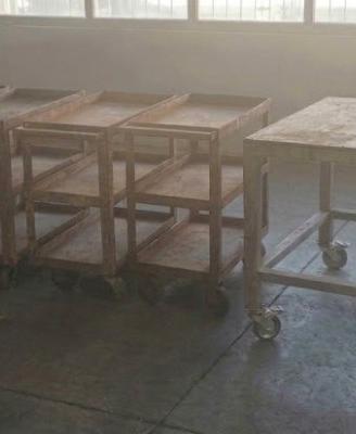 Carrelli ( uno con morsa ) e banchi da lavoro 