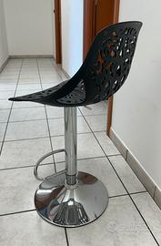 Sgabelli neri e acciaio