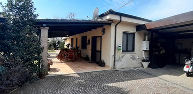 Bilo accessoriato con porticato e posto auto