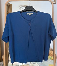 Maglia a maniche corte con unico bottone 