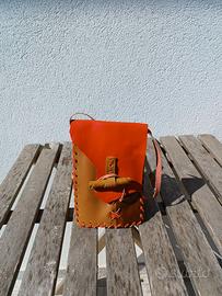 Scarsella rossa fatta a mano in pelle