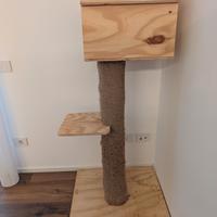 Tira graffi con casa per gatti