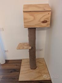 Tira graffi con casa per gatti