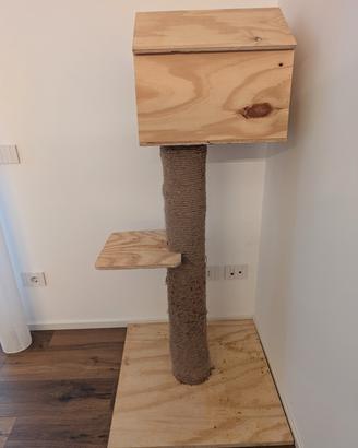 Tira graffi con casa per gatti